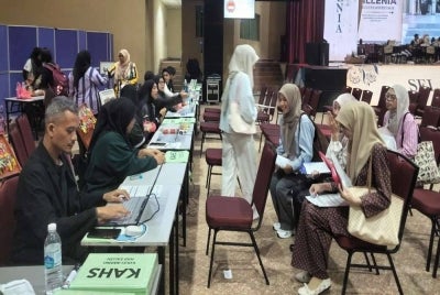 Pelajar baharu UPSI sedang mendaftar di Dewan Tuanku Canselor, Kampus Sultan Azlan Shah, Proton City, pada Sabtu.