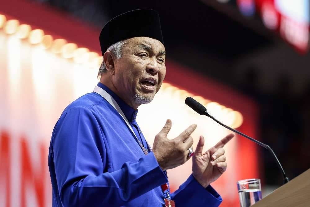 Timbalan Perdana Menteri yang juga Presiden UMNO, Datuk Seri Dr Ahmad Zahid Hamidi menyampaikan ucapan penggulungan Perhimpunan Agung UMNO 2026 di Dewan Merdeka, Pusat Dagangan Dunia Kuala Lumpur.