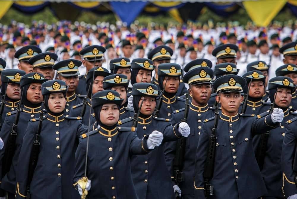Pegawai Kadet Pasukan Latihan Pegawai Simpanan (PALAPES) universiti awam pada Istiadat Perbarisan Diraja dan Pengurniaan Watikah Tauliah di Universiti Malaysia Perlis (UniMAP).
