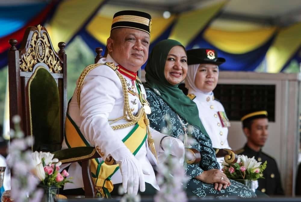 Raja Muda Perlis Tuanku Syed Faizuddin Putra Jamalullail berangkat ke Istiadat Perbarisan Diraja dan Pengurniaan Watikah Tauliah Pegawai Kadet Pasukan Latihan Pegawai Simpanan (PALAPES) universiti awam di Universiti Malaysia Perlis (UniMAP).