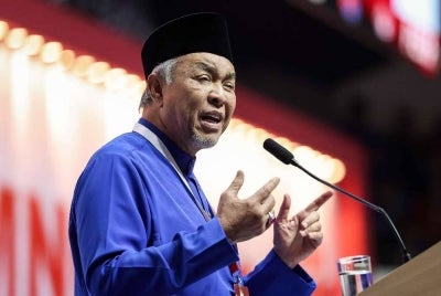 Timbalan Perdana Menteri yang juga Presiden UMNO, Datuk Seri Dr Ahmad Zahid Hamidi menyampaikan ucapan penggulungan Perhimpunan Agung UMNO 2026 di Dewan Merdeka, Pusat Dagangan Dunia Kuala Lumpur.