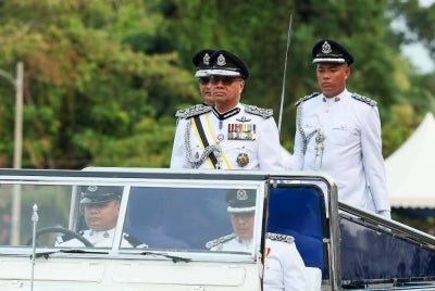 Pengarah Jabatan Pencegahan Jenayah dan Keselamatan Komuniti Bukit Aman, Datuk Noor Hisam Nordin memeriksa perbarisan sempena Majlis Perbarisan Tamat Latihan dan Penyampaian Sijil Pelantikan Inspektor Kor Sukarelawan Simpanan Polis Siswa/Siswi (SUKSIS) Universiti Awam Ke-22 Tahun 2026 di Universiti Malaysia Kelantan.