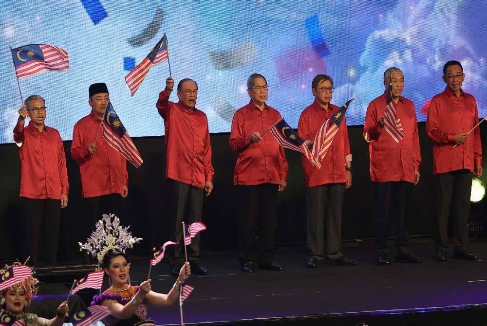 Yang Dipertua Negeri Sarawak Tun Dr Wan Junaidi Tuanku Jaafar mengibarkan Jalur Gemilang pada Sambutan Hari Malaysia Peringkat Kebangsaan 2026 di Pusat Konvensyen Borneo Kuching.