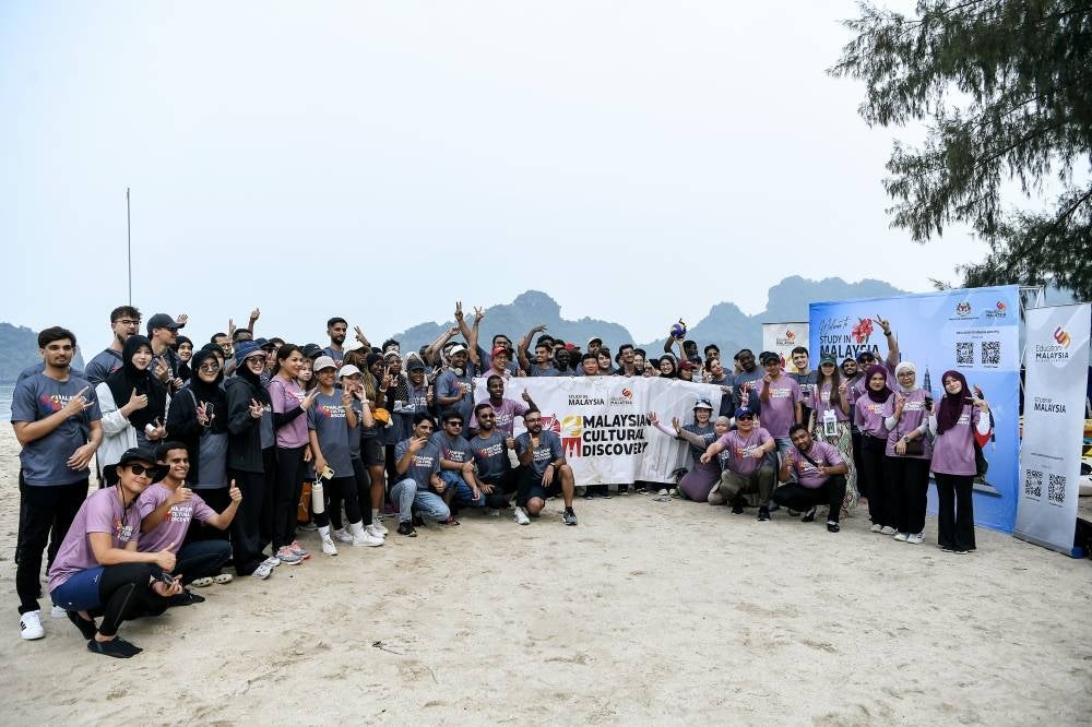 Ketua Pegawai Eksekutif Education Malaysia Global Services (EMGS) Novie Tajuddin bergambar bersama 90 pelajar antarabangsa dari 38 negara yang menyertai program penghayatan budaya, MyDiscovery Langkawi 2026.