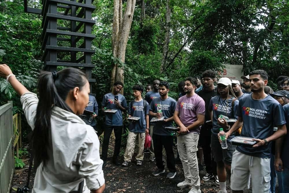 Sebahagian daripada 90 pelajar antarabangsa dari 38 negara mendengar penerangan sebelum menyertai Jelajah Rimba ketika menyertai program penghayatan budaya, MyDiscovery Langkawi 2026 anjuran Education Malaysia Global Services (EMGS).