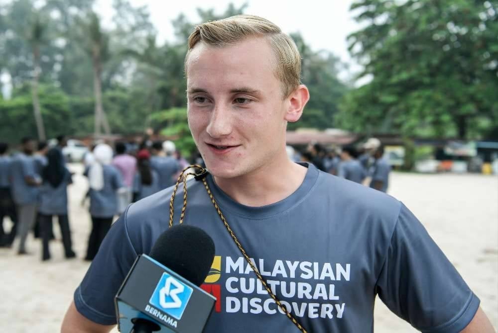 Pelajar dari Sweden, Carl Milton, 23, ditemui media ketika menyertai program penghayatan budaya, MyDiscovery Langkawi 2026 anjuran Education Malaysia Global Services (EMGS).