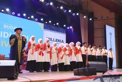 Md Amin (kiri) mengaminkan bacaan doa bersama pelajar baharu ijazah sarjana muda semasa majlis ikrar yang berlangsung Dewan Tuanku Canselor, Kampus Sultan Azlan Shah,Proton City. 