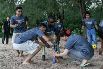 Sebahagian daripada 90 pelajar antarabangsa dari 38 negara mencuba permainan tradisional bola tuju tin ketika menyertai program penghayatan budaya, MyDiscovery Langkawi 2026 anjuran Education Malaysia Global Services (EMGS).
