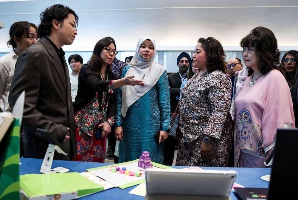 Menteri Pendidikan Datuk Seri Fadhlina Sidek (tengah) melawat reruai pameran pendidikan awal kanak-kanak Sunway selepas pelancaran Program Pendidikan Awal Kanak-Kanak di Sunway Universiti.
Turut sama Ketua Pegawai Eksekutif Kumpulan Pendidikan Sunway Prof Datuk Dr Elizabeth Lee (kanan).