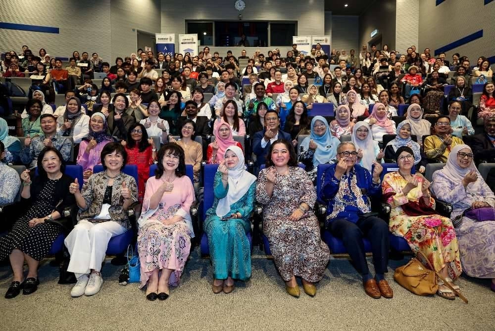 Menteri Pendidikan Datuk Seri Fadhlina Sidek (depan empat, kiri) bergambar selepas menyempurnakan pelancaran Program Pendidikan Awal Kanak-Kanak di Sunway Universiti.
Turut sama Ketua Pegawai Eksekutif Kumpulan Pendidikan Sunway Prof Datuk Dr Elizabeth Lee (depan tiga, kiri).