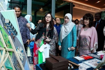 Menteri Pendidikan Datuk Seri Fadhlina Sidek (dua, kanan) melawat reruai pameran pendidikan awal kanak-kanak Sunway selepas pelancaran Program Pendidikan Awal Kanak-Kanak di Sunway Universiti.
Turut sama Ketua Pegawai Eksekutif Kumpulan Pendidikan Sunway Prof Datuk Dr Elizabeth Lee (kanan).