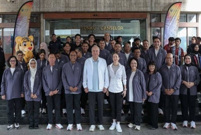 Sultan Nazrin Shah dan Tuanku Zara berkenan bergambar selepas menyempurnakan perasmian Sambutan 121 Tahun universiti berkenaan di Dewan Tunku Canselor, UM. 