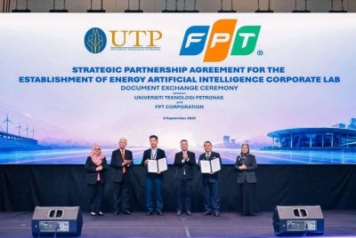 Foto FB Universiti Teknologi Petronas - Main Page
