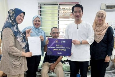Timbalan Menteri Pendidikan Tinggi Adam Adli Abdul Halim (dua, kanan) menyerahkan Biasiswa Anak eKasih PTPTN (BAeK PTPTN) kepada Nurul Shahira Dharmadeydjaya (dua, kiri) pada sesi penyerahan di Ayer Keroh Heights.
Turut hadir bapa penerima, Dharmadeydjaya Sukar (tengah) dan ibunya, Masayu Salleh (kiri), yang bersama-sama meraikan detik bermakna itu sebagai suntikan semangat buat Nurul Shahira meneruskan pengajian.