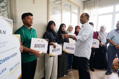 Zambry ziarah pelajar IPT terjejas kebakaran Kampung Numbak.