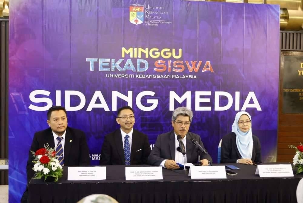 Naib Canselor Universiti Kebangsaan Malaysia (UKM), Prof. Datuk Dr. Sufian Jusoh bercakap kepada media selepas hadir ke sesi Bacaan Ikrar dan Sidang Media Pendaftaran Pelajar Baharu Universiti Kebangsaan Malaysia (UKM) Sesi 2026/2027 di Dewan Canselor Tun Abdul Razak UKM Bangi.