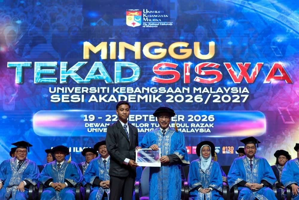 Naib Canselor Universiti Kebangsaan Malaysia (UKM), Prof. Datuk Dr. Sufian Jusoh (tiga kanan) menerima surat aku jajnji dari wakil pelajar baharu selepas sesi Bacaan Ikrar dan Sidang Media Pendaftaran Pelajar Baharu Universiti Kebangsaan Malaysia (UKM) Sesi 2026/2027 di Dewan Canselor Tun Abdul Razak UKM Bangi. - Foto Bernama