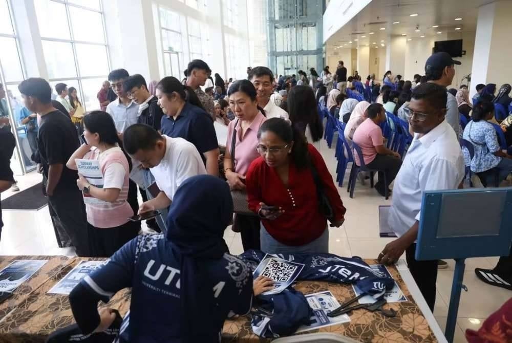 Sekitar Proses Hari Pendaftaran Perdana pelajar baharu UTeM ini telah dijalankan selama 2 hari pada 21 dan 22 September di 2 lokasi iaitu Dewan Canselor dan Kompleks Sukan, Kampus Induk UTeM, Durian Tunggal. 