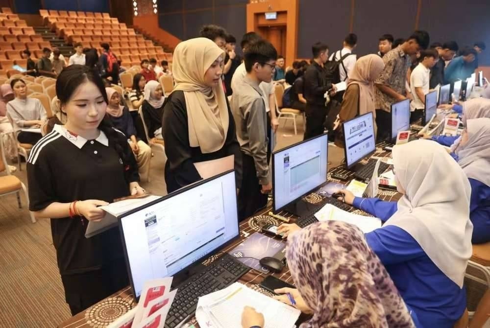 Sekitar Proses Hari Pendaftaran Perdana pelajar baharu UTeM ini telah dijalankan selama 2 hari pada 21 dan 22 September di 2 lokasi iaitu Dewan Canselor dan Kompleks Sukan, Kampus Induk UTeM, Durian Tunggal. 