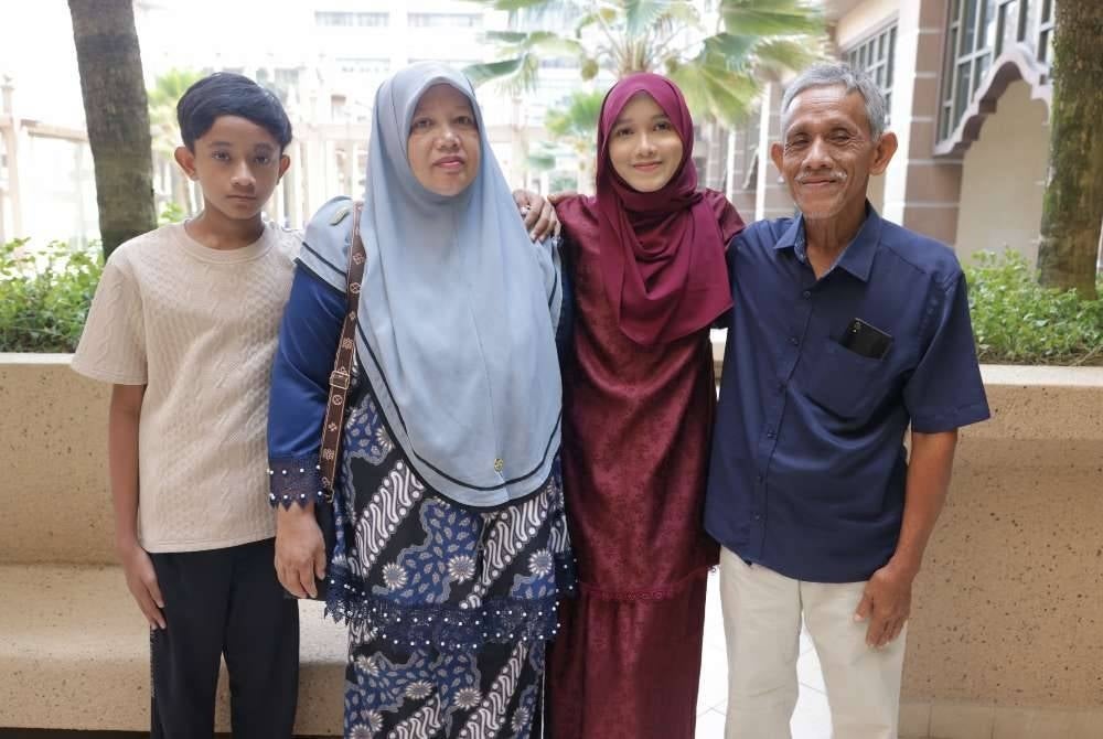 Wan Nur Mahirah Wan Harun bersama keluarga.