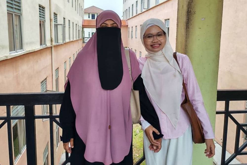 Nur Natasha Amirah Mohd Helmi bersama ibunya.