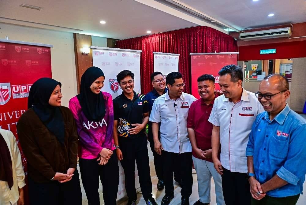 Dr. Arifin (empat dari kanan), beramah mesra dengan pelajar baharu selepas sidang media mengenai kemasukan pelajar sesi akademik 2026/2027 di UPM, Serdang.