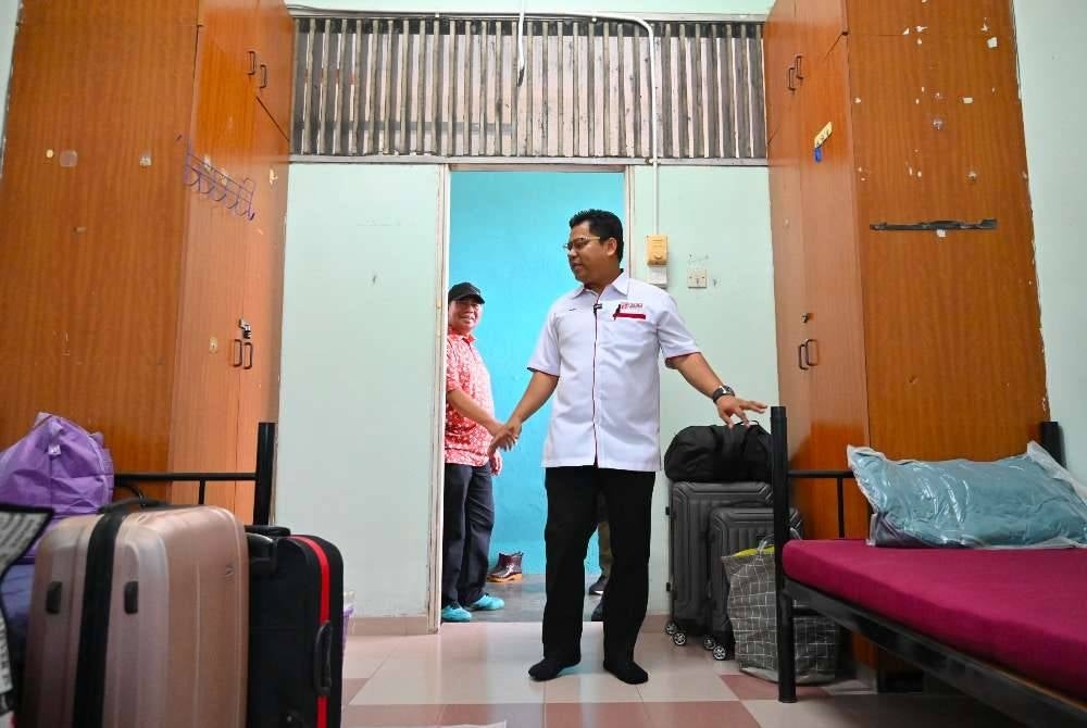 Arifin melawat bilik kediaman pelajar di Kolej Zaaba