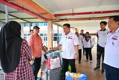 Dr. Arifin (tengah) beramah mesra dengan ibu bapa yang menghantar anak-anak mendaftar di Kolej Zaaba.