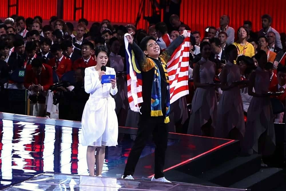 Peserta dari Malaysia dalam bidang ujian perisian (Software Testing) Sia Xin Wan bersorak ketika diumumkan memenangi pingat gangsa sempena Worldskills Competition (WSC) Shanghai 2026 pada Majlis Penjutup kejohanan tersebut.