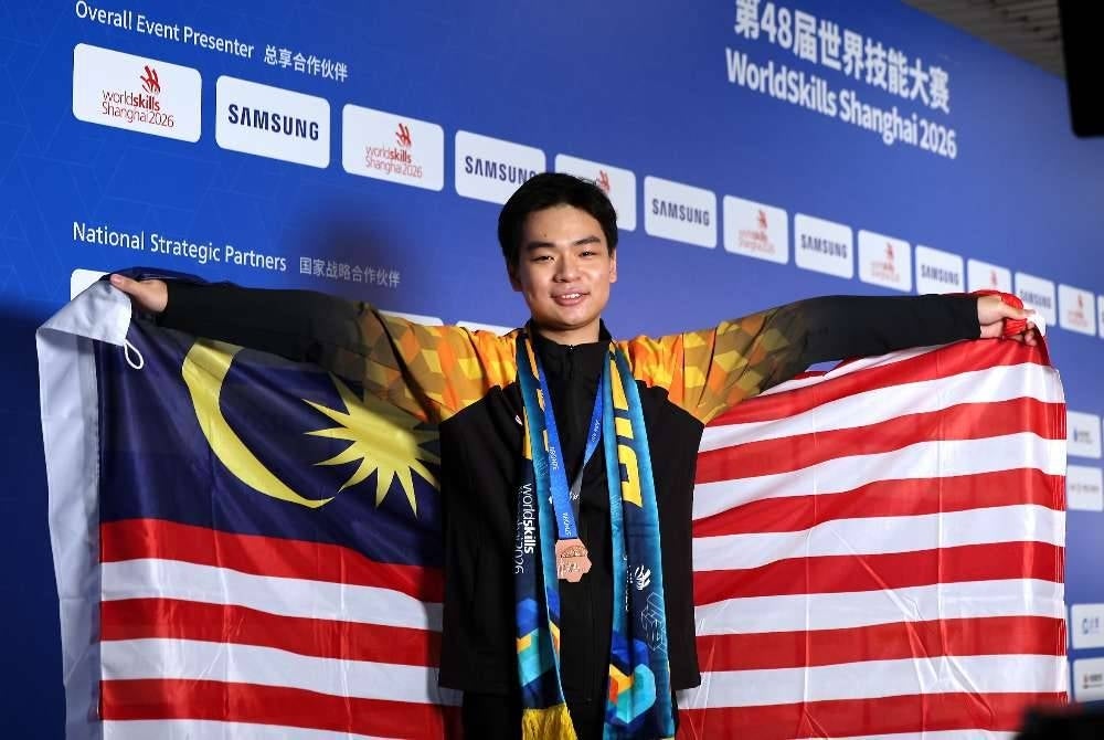 Peserta dari Malaysia dalam bidang ujian perisian (Software Testing) Sia Xin Wan bergambar bersama pingat gangsa yang dimenanginy sempena Worldskills Competition (WSC) Shanghai 2026 pada Majlis Penjutup kejohanan tersebut.