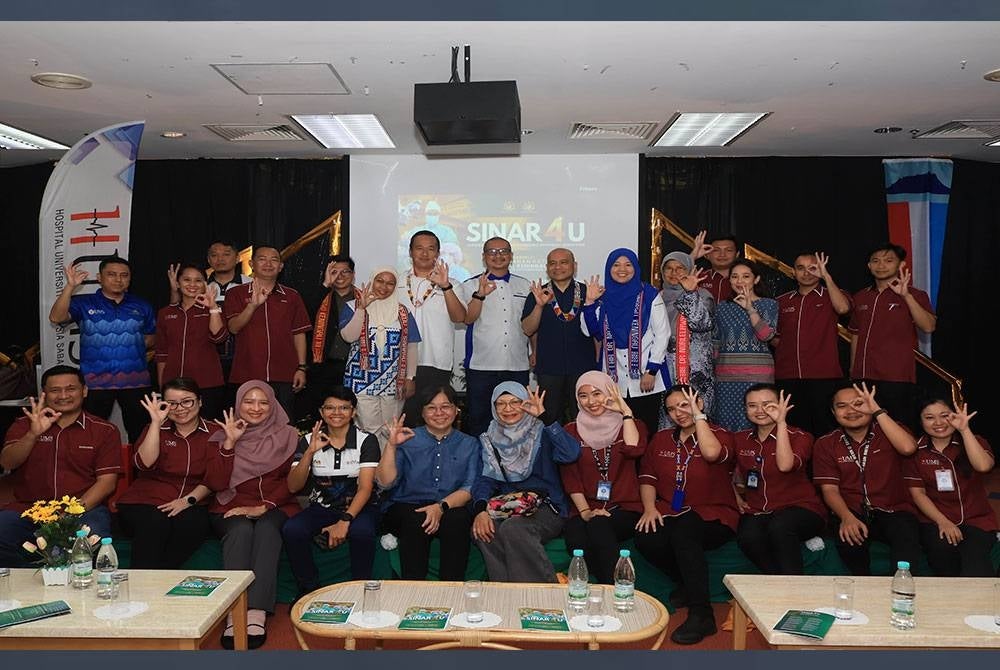 Ahmad Rizal Adnan merakamkan gambar bersama kakitangan HUMS yang terlibat dalam program SINAR4U 2026.