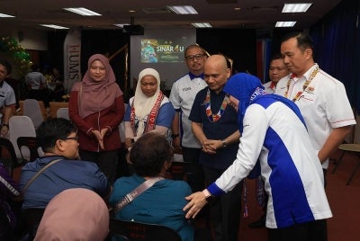 Ahmad Rizal Adnan bertemu dengan pesakit yang menerima rawatan.