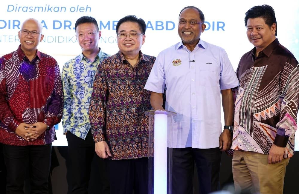 Menteri Pendidikan Tinggi Datuk Seri Dr Zambry Abd Kadir (dua, kanan) melakukan gimik perasmian Pelancaran Ilmu Code di Fakulti Sains Komputer dan Teknologi Maklumat (FSKTM) Universiti Malaya (UM).
