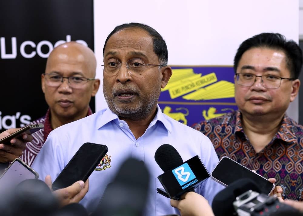 Menteri Pendidikan Tinggi Datuk Seri Dr Zambry Abd Kadir (tengah) mengadakan sidang akhbar selepas merasmikan Pelancaran Ilmu Code di Fakulti Sains Komputer dan Teknologi Maklumat (FSKTM) Universiti Malaya (UM).