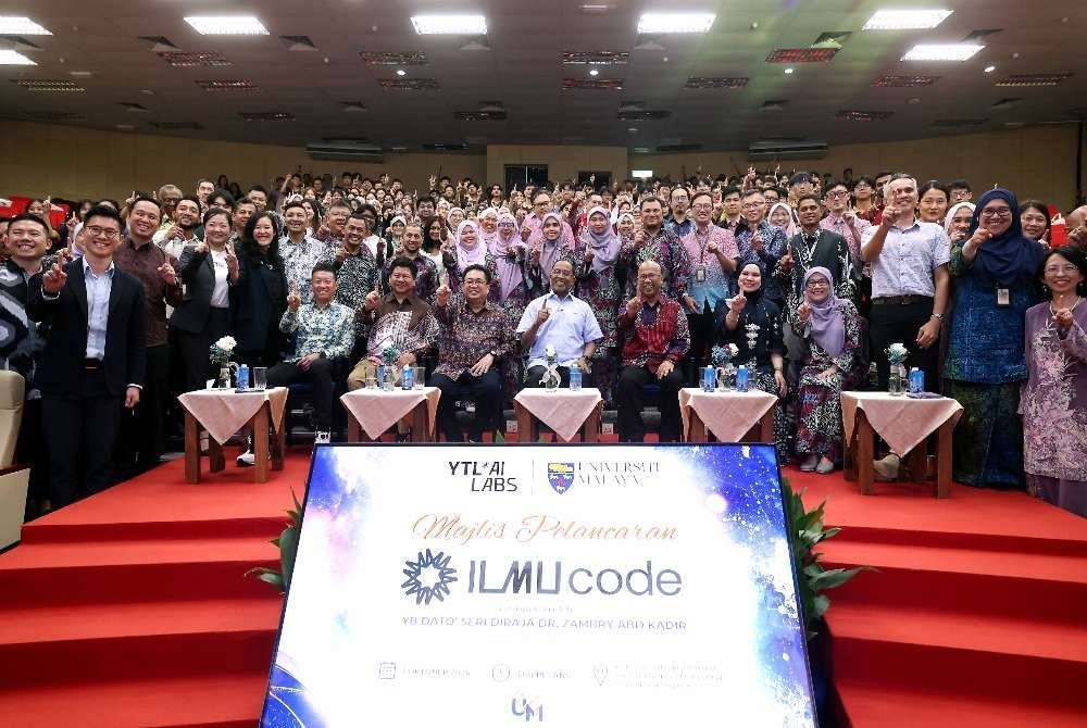 Menteri Pendidikan Tinggi Datuk Seri Dr Zambry Abd Kadir (duduk, tengah) hadir pada Pelancaran Ilmu Code di Fakulti Sains Komputer dan Teknologi Maklumat (FSKTM), Universiti Malaya (UM).