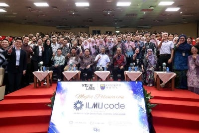 Menteri Pendidikan Tinggi Datuk Seri Dr Zambry Abd Kadir (duduk, tengah) hadir pada Pelancaran Ilmu Code di Fakulti Sains Komputer dan Teknologi Maklumat (FSKTM), Universiti Malaya (UM).