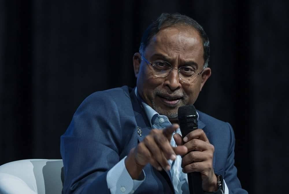 Menteri Pendidikan Tinggi Datuk Seri Dr Zambry Abd Kadir berkongsi pandangan pada sesi dialog sempena Majlis Pelancaran Kerangka Kemahiran Masa Hadapan bagi Sektor Komunikasi dan Multimedia (C&M FSF) serta Inisiatif Pembangunan Bakat Strategik di Angkasapuri.