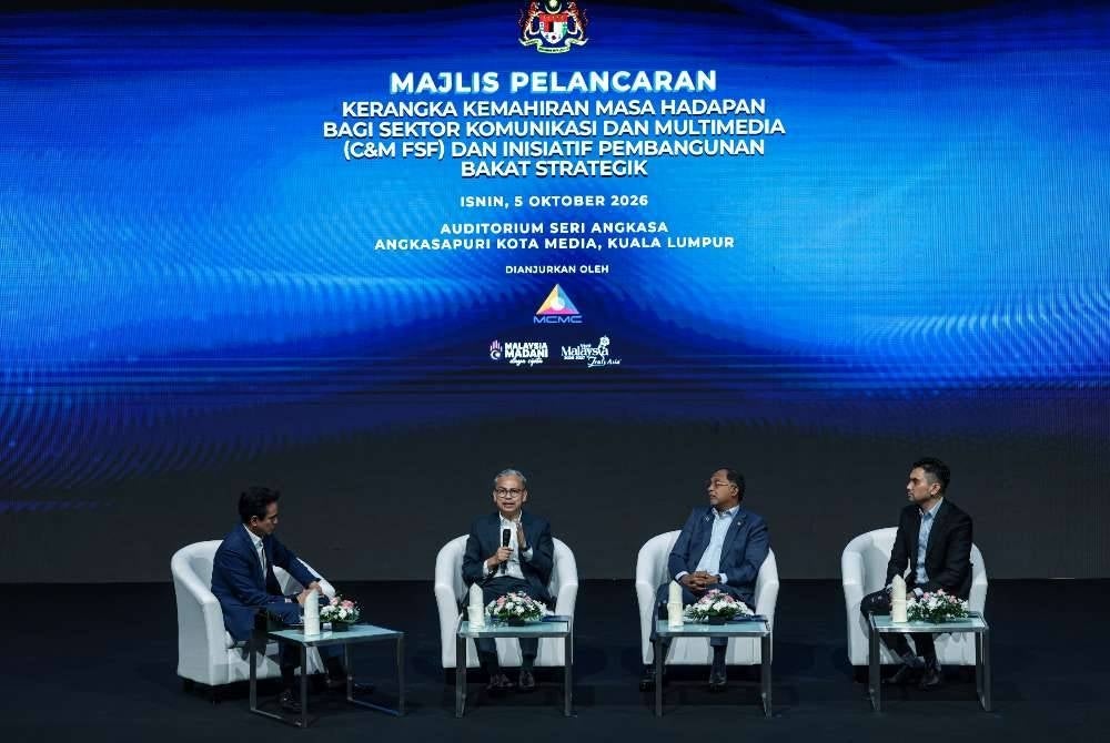 Menteri Komunikasi Datuk Seri Fahmi Fadzil (dua, kiri) berkongsi pandangan pada sesi dialog sempena Majlis Pelancaran Kerangka Kemahiran Masa Hadapan bagi Sektor Komunikasi dan Multimedia (C&M FSF) serta Inisiatif Pembangunan Bakat Strategik di Angkasapuri.
Turut sama Menteri Pendidikan Tinggi Datuk Seri Dr Zambry Abd Kadir (dua, kanan) dan Timbalan Menteri Sumber Manusia Datuk Khairul Firdaus Akbar Khan (kiri).