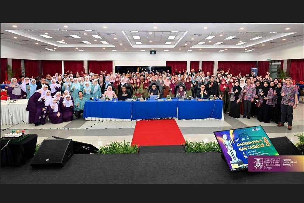 Barisan Pengurusan Kanan Universiti Teknologi MARA (UiTM), juri penilaian, dan wakil Pusat Tanggungjawab (PTJ) merakamkan gambar kenangan sempena sesi Pembentangan Akhir Anugerah Kualiti Naib Canselor (AKNC) 2026 di Anjung Seri Budiman, UiTM Shah Alam.