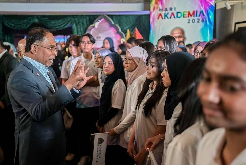 Menteri Pendidikan Tinggi Datuk Seri Dr Zambry Abd Kadir beramah mesra dengan mahasiswa selepas Majlis Perasmian Sambutan Hari Akademia dan Bulan Akademia Peringkaat Kebangsaan Tahun 2026 di Dewan Tuanku Canselor, Universiti Malaya.