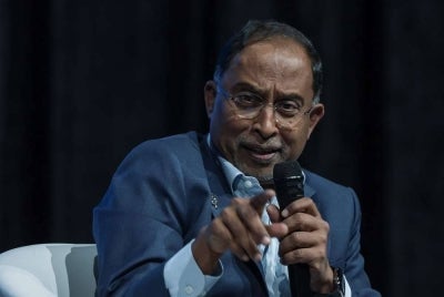 Menteri Pendidikan Tinggi Datuk Seri Dr Zambry Abd Kadir berkongsi pandangan pada sesi dialog sempena Majlis Pelancaran Kerangka Kemahiran Masa Hadapan bagi Sektor Komunikasi dan Multimedia (C&M FSF) serta Inisiatif Pembangunan Bakat Strategik di Angkasapuri.