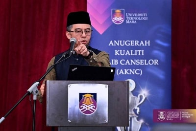 Naib Canselor UiTM, Prof. Datuk Ts. Dr. Shahrin Sahib @ Sahibuddin menegaskan komitmen universiti semasa sesi Pembentangan Akhir Anugerah Kualiti Naib Canselor (AKNC) 2026 di Anjung Seri Budiman, UiTM Shah Alam. 