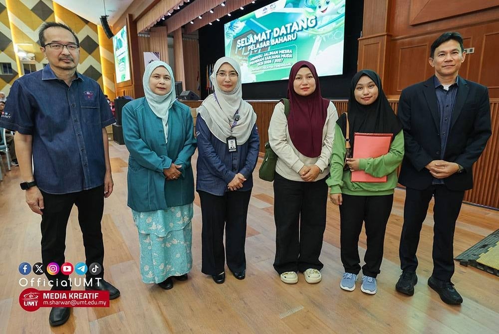 Naib Canselor UMT, Prof. Dr. Suriyani Muhamad bersama salah seorang pelajar Baharu yang berstatus OKU.