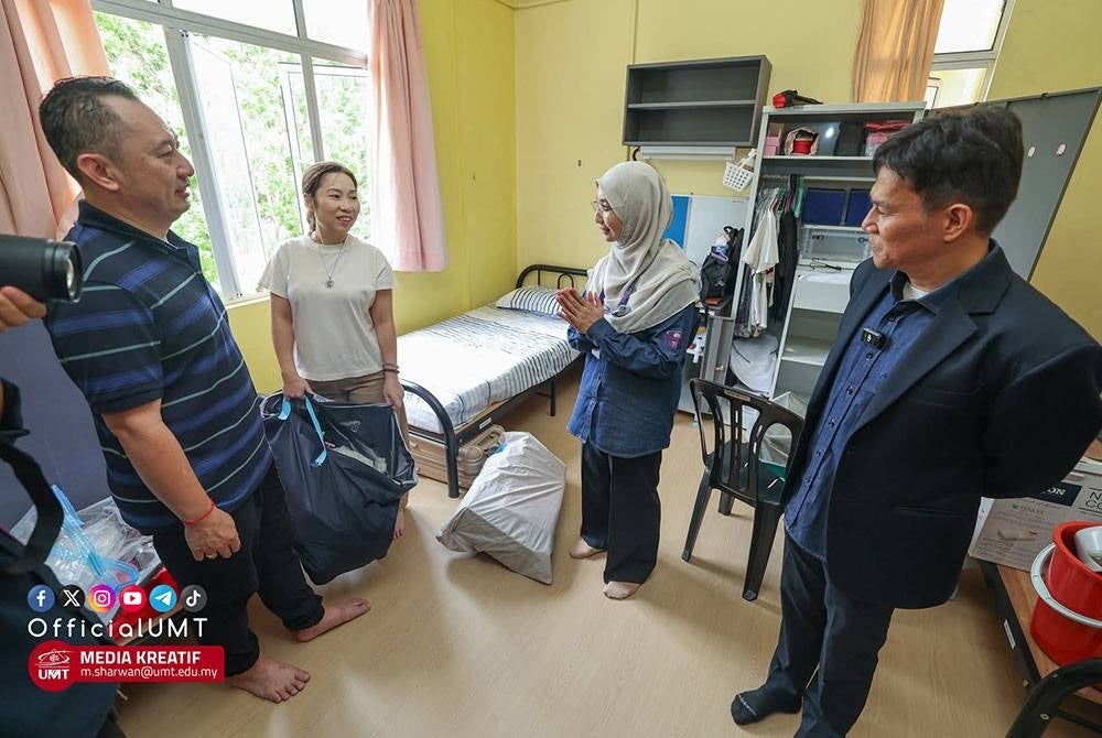 Naib Canselor UMT, Prof. Dr. Suriyani Muhamad turut menyantuni keluarga di Kolej Kediaman.