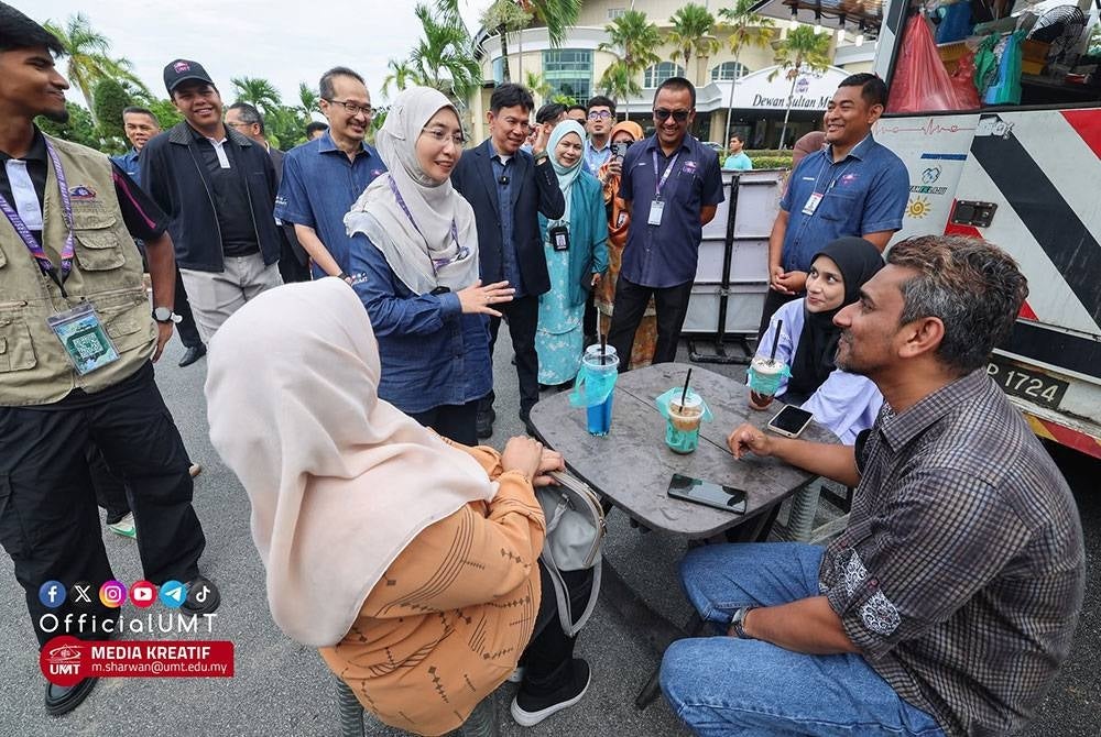 Naib Canselor UMT, Prof. Dr. Suriyani Muhamad sedang menyantuni keluarga pelajar yang hadir.