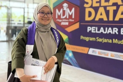 Norsyazwina Qistina Putri Nawi ketika sesi pendaftaran pelajar.