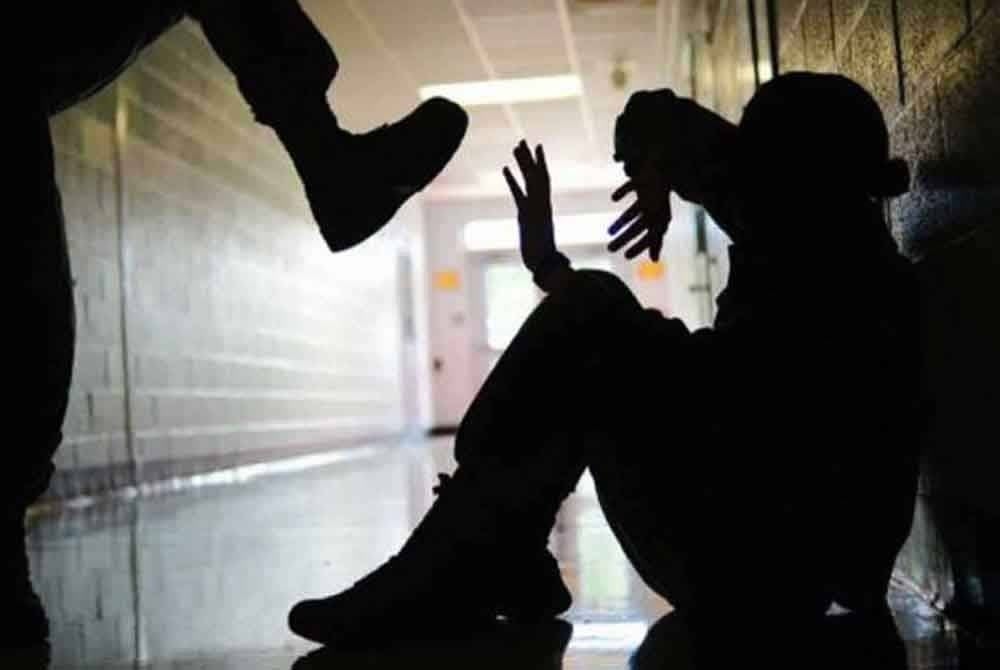 Selain kesan kepada individu, buli mencemarkan imej institusi pendidikan dan menjejaskan peranannya dalam membentuk warganegara yang bertanggungjawab dan berempati. - Gambar hiasan