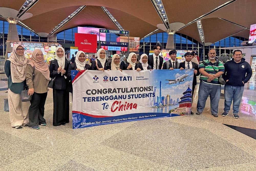 Kehadiran ibu bapa dan penjaga yang turut menemani pelajar-pelajar UC TATI sewaktu menanti penerbangan di Lapangan Terbang Antarabangsa Kuala Lumpur sebelum berlepas ke Guangzhou, China.