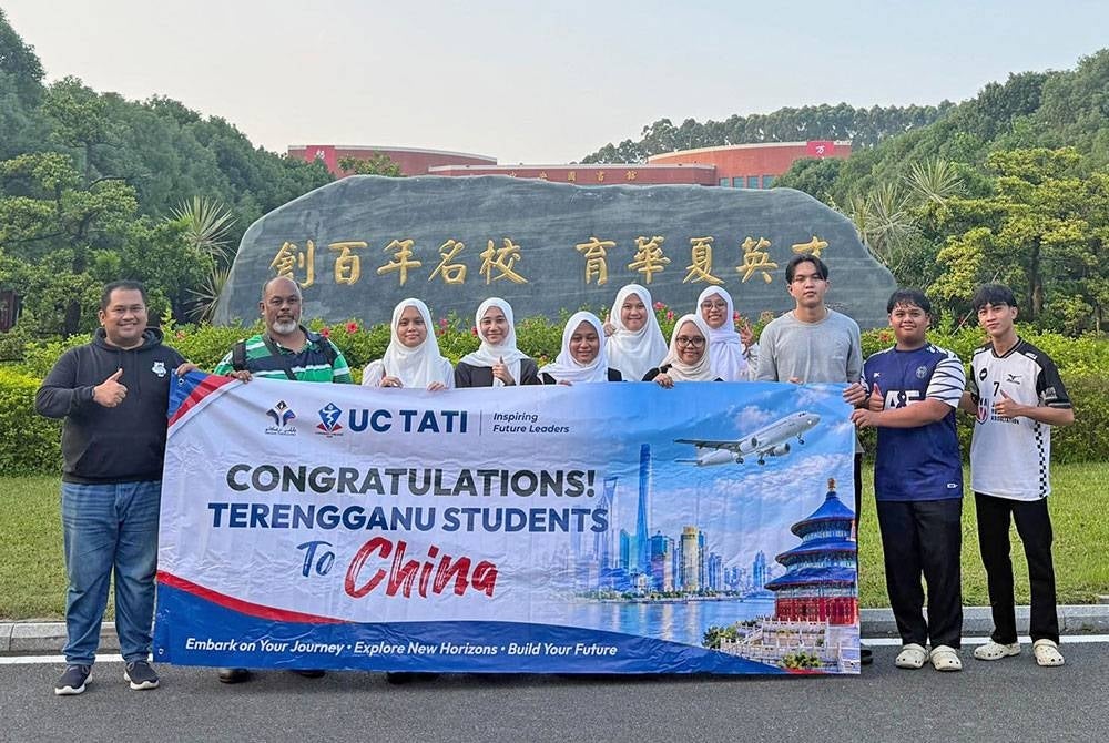 Timbalan Rektor Akademik & Pengantarabangsaan UC TATI, Ts. Dr. Mohd Najib Muhamed (dua dari kiri) bersama pengurusan dan barisan pelajar yang kini berada di Guangzhou, China.