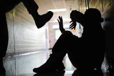 Selain kesan kepada individu, buli mencemarkan imej institusi pendidikan dan menjejaskan peranannya dalam membentuk warganegara yang bertanggungjawab dan berempati. - Gambar hiasan